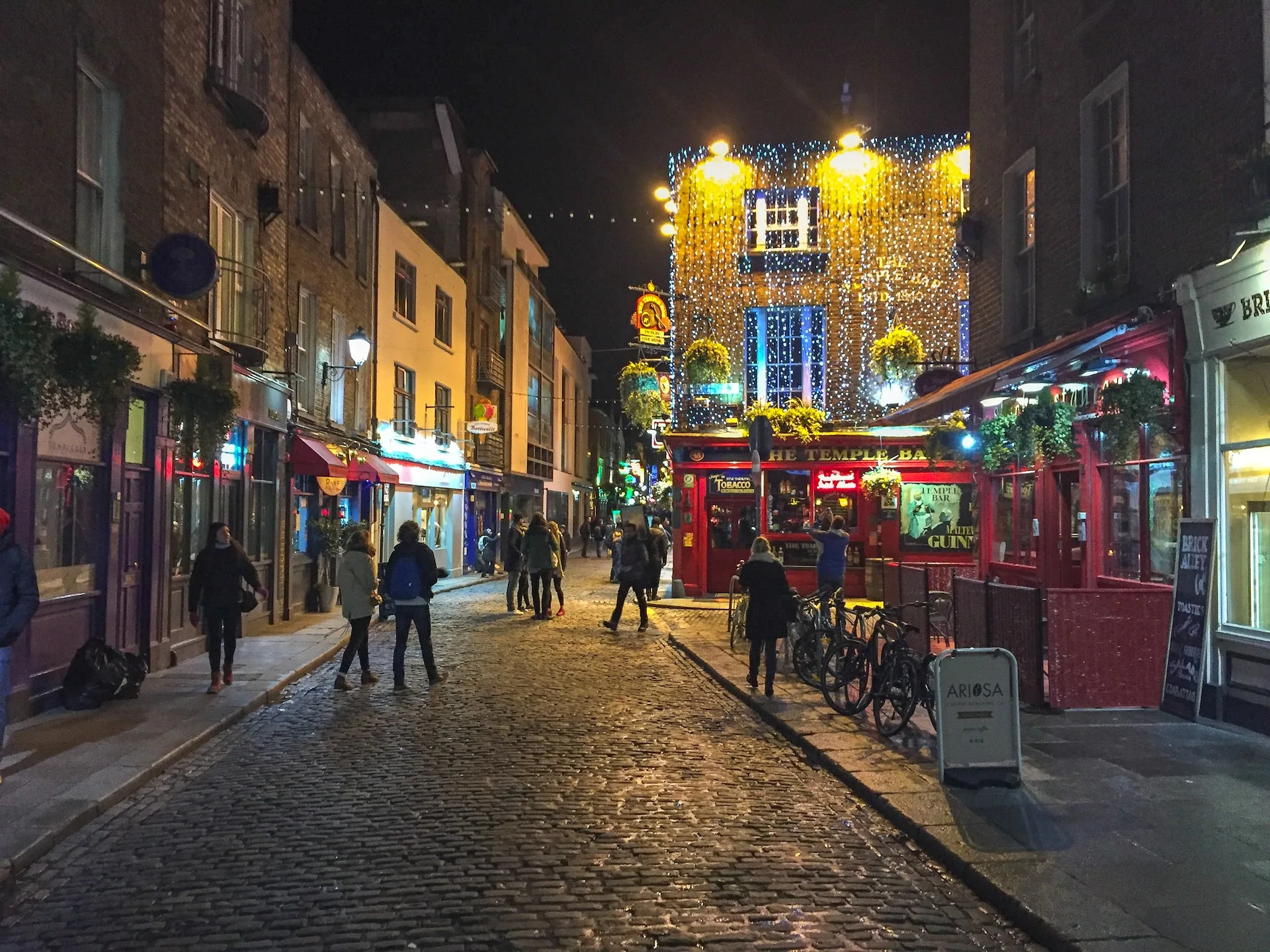 Dublin’S Famous Pubs: 12-Step Journey Through Timeless Boozing